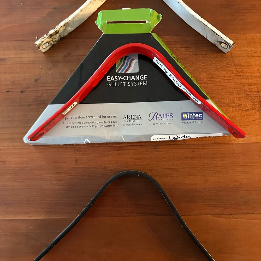 Easy-Change Gullet System with Red, White and Black Bars